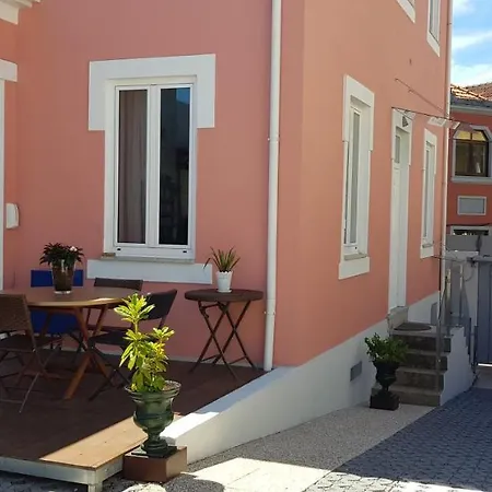 Vakantiehuis Luxurious Pink House And Parking *