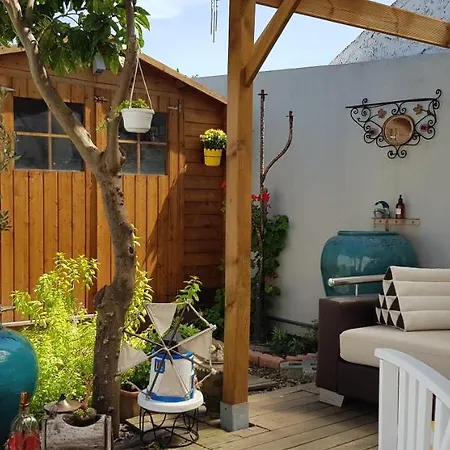 Vakantiehuis Luxurious Pink House And Parking *