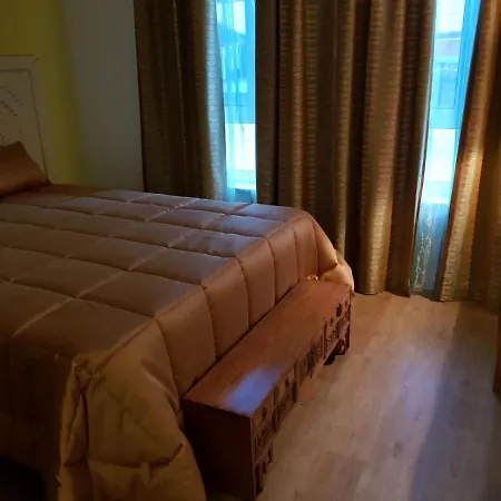 Vakantiehuis Luxurious Pink House And Parking
